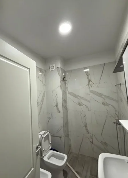 Tirane, jepet me qera apartament 1+1+Ballkon Kati 4, 60 m² 450 € (ASTIR)