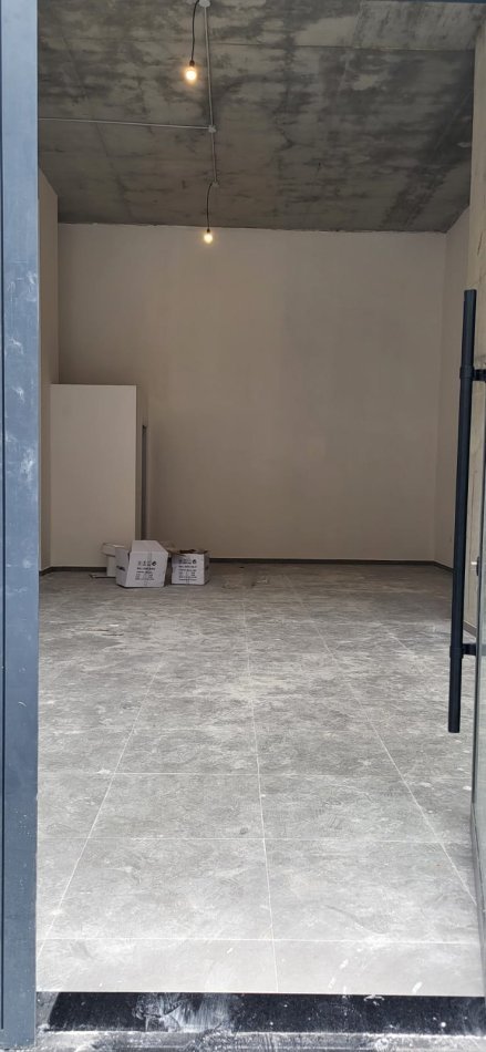 Tirane, jepet me qera dyqan Kati 0, 70 m² 2.100 € (RRUGA E BARRIKADAVE)