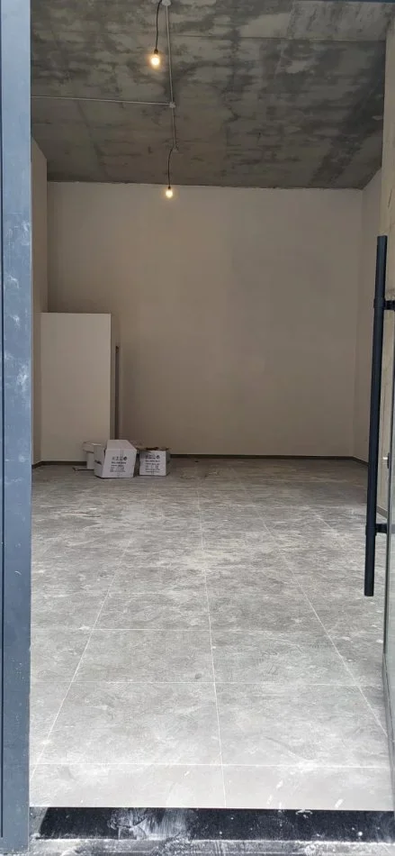 Tirane, jepet me qera dyqan Kati 0, 70 m² 2.100 € (RRUGA E BARRIKADAVE)