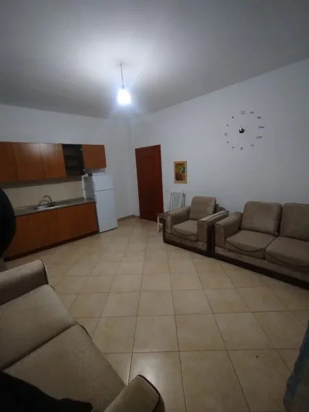 Tirane, jap me qera shtepi 1+1+Ballkon Kati 0, 60 m² 250 € (Rruga Teki Selenica)