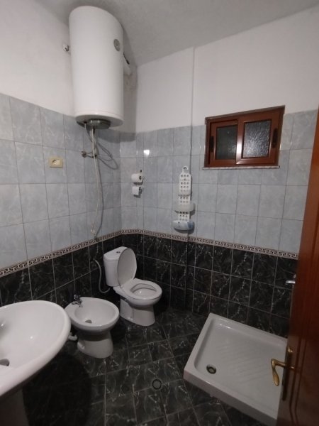 Tirane, jap me qera shtepi 1+1+Ballkon Kati 0, 60 m² 250 € (Rruga Teki Selenica)