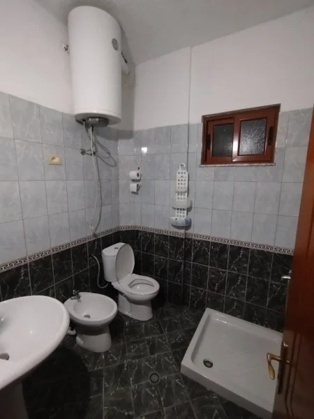 Tirane, jap me qera shtepi 1+1+Ballkon Kati 0, 60 m² 250 € (Rruga Teki Selenica)