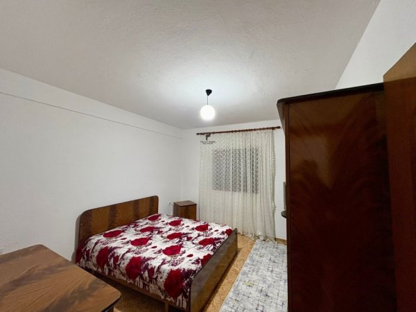 Tirane, jepet me qera apartament 3+1 Kati 1, 95 m² 450 € (LAPRAKE)