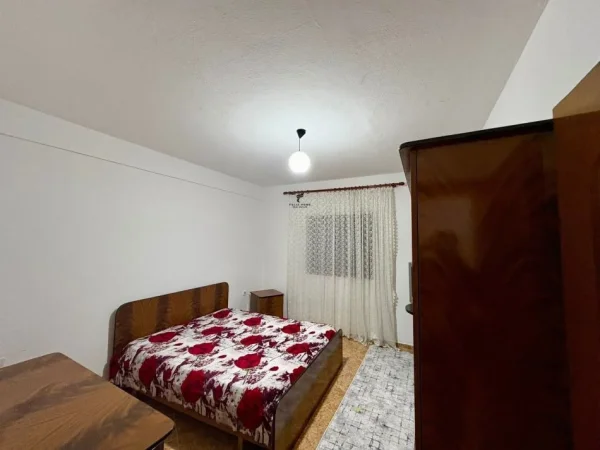 Tirane, jepet me qera apartament 3+1 Kati 1, 95 m² 450 € (LAPRAKE)
