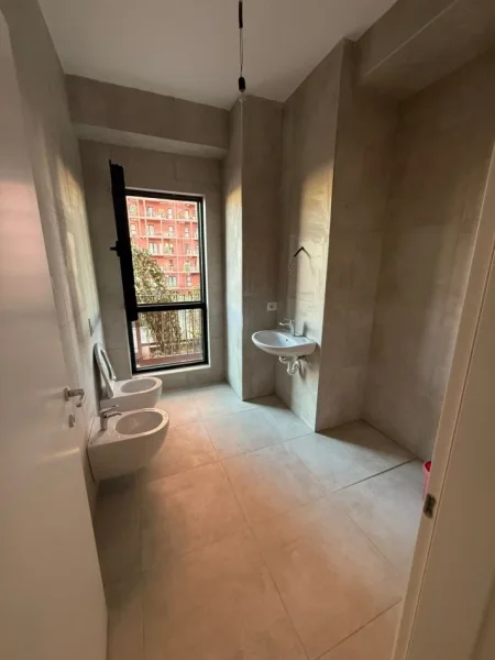 Tirane, jepet me qera zyre Kati 4, 110 m² 1.200 € (RRUGA E KAVAJES)