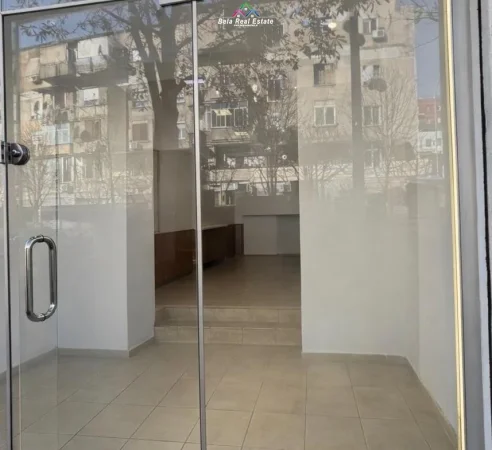 Tirane, jepet me qera dyqan Kati 0, 58 m² 725 € (Rruga e Barrikadave)