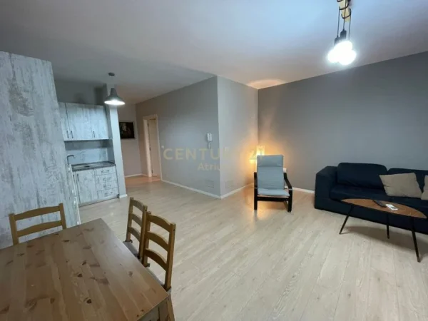 Tirane, jepet me qera apartament 1+1+Ballkon Kati 2, 70 m² 600 € (materniteti i ri)