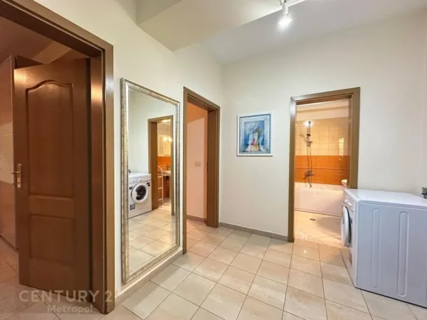 Tirane, jepet me qera apartament 1+1+Ballkon Kati 3, 70 m² 650 € (ish blloku)