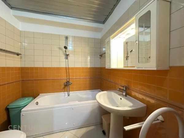 Tirane, jepet me qera apartament 1+1+Ballkon Kati 3, 70 m² 650 € (ish blloku)