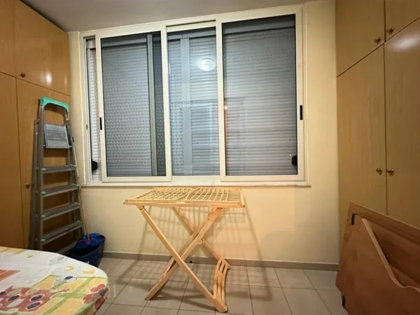 Tirane, jepet me qera apartament 1+1+Ballkon Kati 3, 70 m² 650 € (ish blloku)