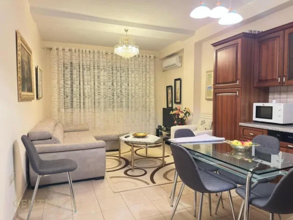 Tirane, jepet me qera apartament 1+1+Ballkon Kati 3, 70 m² 650 € (ish blloku)