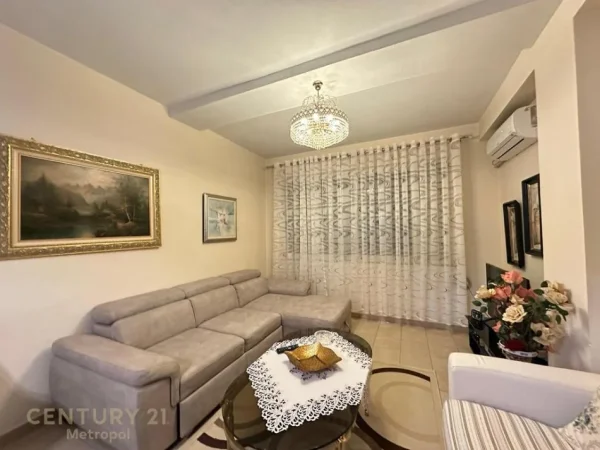 Tirane, jepet me qera apartament 1+1+Ballkon Kati 3, 70 m² 650 € (ish blloku)