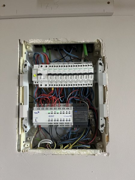 Ofroj instalime elektrike për shtëpi, biznese dhe lokale – Fier