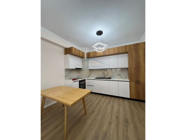 Tirane, jepet me qera apartament 2+1+Ballkon Kati 5, 93 m² 650 € (Unaza e Re)