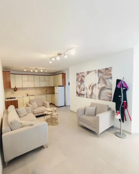 Tirane, jepet me qera zyre Kati 3, 75 m² 600 € (Myslym Shyri)