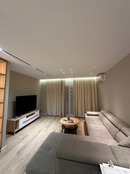 Tirane, jepet me qera apartament 2+1+Ballkon , 120 m² 650 € (Astir)