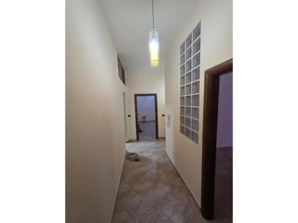 Tirane, jepet me qera ambjent biznesi Kati 1, 84 m² 950 €