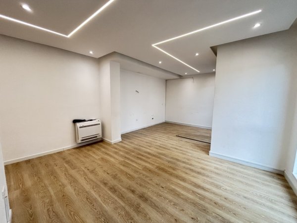 Tirane, jepet me qera zyre Kati 1, 72 m² 650 €