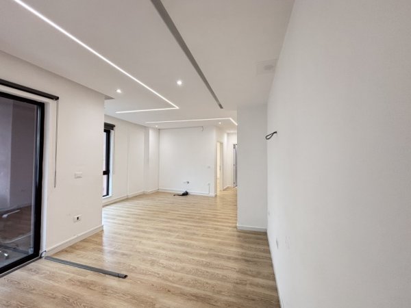 Tirane, jepet me qera zyre Kati 1, 72 m² 650 €