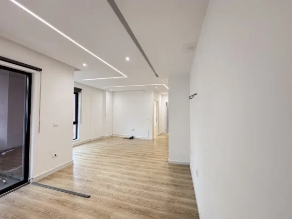 Tirane, jepet me qera zyre Kati 1, 72 m² 650 €