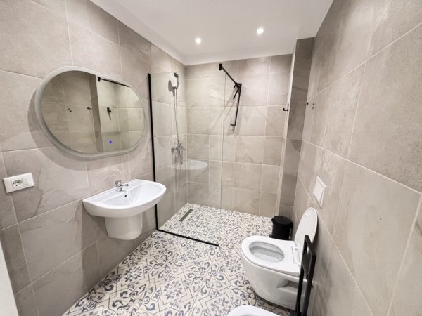 Tirane, jepet me qera zyre Kati 1, 72 m² 650 €