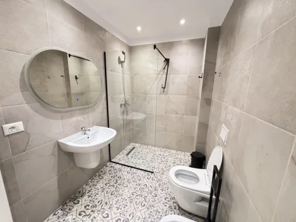 Tirane, jepet me qera zyre Kati 1, 72 m² 650 €