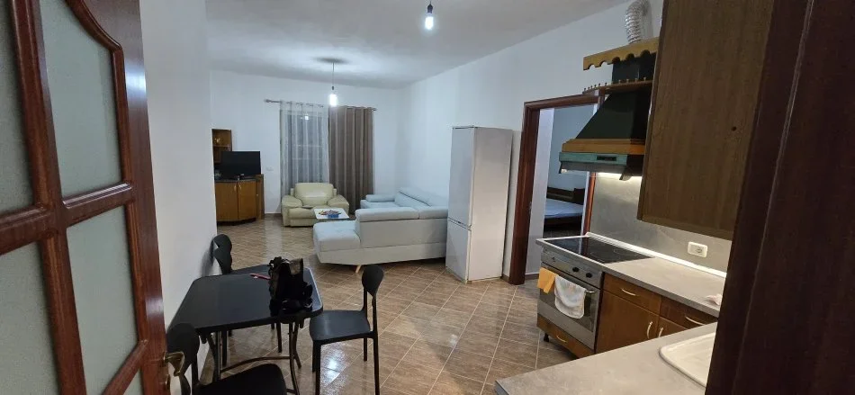 Durres, jepet me qera apartament 1+1+Aneks+Ballkon Kati 2, 84 m² 270 € (Rrota e Kuqe, Rruga Pelikan)