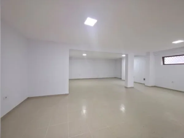 Tirane, shitet dyqan Kati 0, 90 m² 180.000 € (selite)
