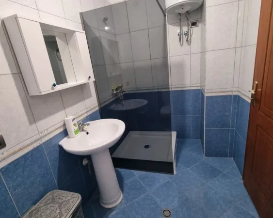 Tirane, jepet me qera apartament 1+1 , 80 m² 350 € (Fresk)