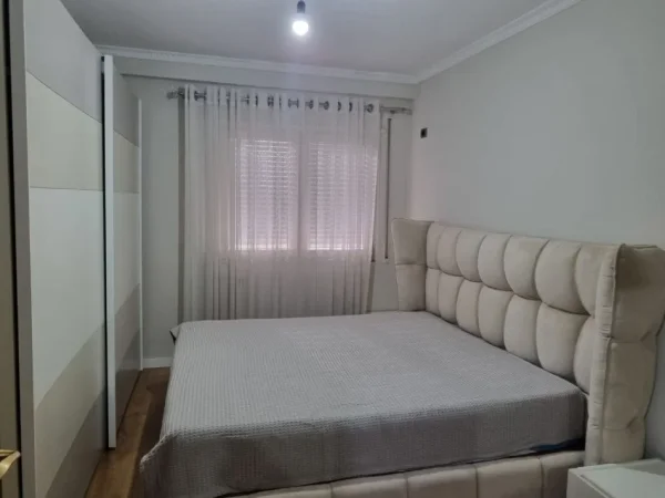 Tirane, jepet me qera apartament 1+1 , 80 m² 350 € (Fresk)