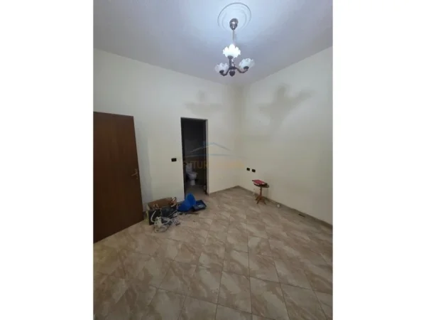 Tirane, jepet me qera ambjent biznesi Kati 1, 100 m² 950 € 