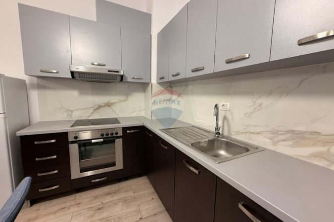Tirane, jepet me qera apartament 1+1 Kati 9, 65 m² 450 € (Rruga 3 Dëshmorët)
