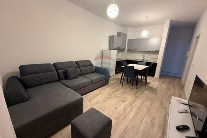 Tirane, jepet me qera apartament 1+1 Kati 9, 65 m² 450 € (Rruga 3 Dëshmorët)