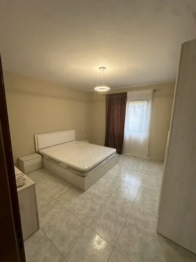 Tirane, jepet me qera apartament 2+1 Kati 2, 100 m² 400 € (poligrafiku , autotraktoret , shkoze)
