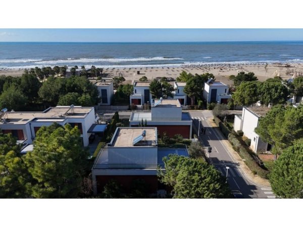 Durres, shitet Vile 2 Katshe Kati 2, 233 m² 1.200.000 € (Vila Mar , Gjiri Lalezit)