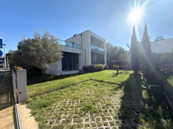 Durres, shitet Vile 2 Katshe Kati 2, 233 m² 1.200.000 € (Vila Mar , Gjiri Lalezit)