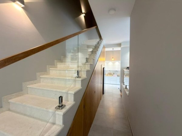 Durres, shitet Vile 2 Katshe Kati 2, 233 m² 1.200.000 € (Vila Mar , Gjiri Lalezit)