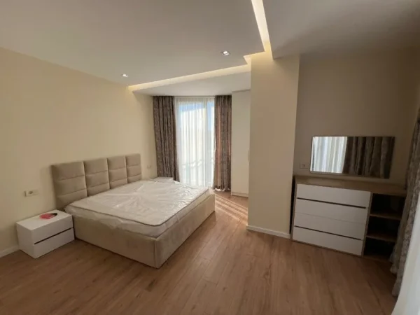Tirane, jepet me qera apartament 2+1 Kati 4, 104 m² 1000 € (Rruga Mine Peza.)
