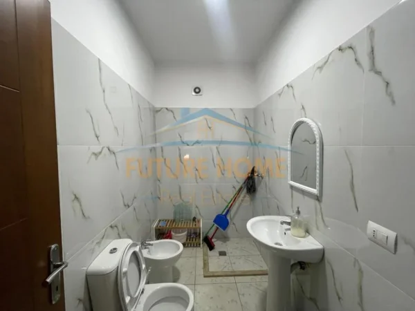 Tirane, jepet me qera zyre Kati 2, 150 m² 1.660 € (21 Dhjetori)