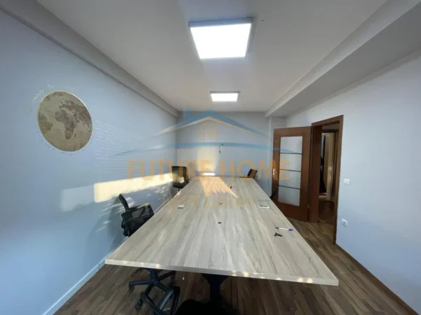 Tirane, jepet me qera zyre Kati 2, 150 m² 1.660 € (21 Dhjetori)