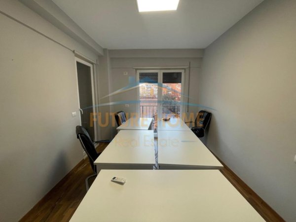Tirane, jepet me qera zyre Kati 2, 150 m² 1.660 € (21 Dhjetori)