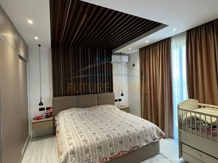 Tirane, shitet apartament 2+1 Kati 4, 200 m² 280.000 €