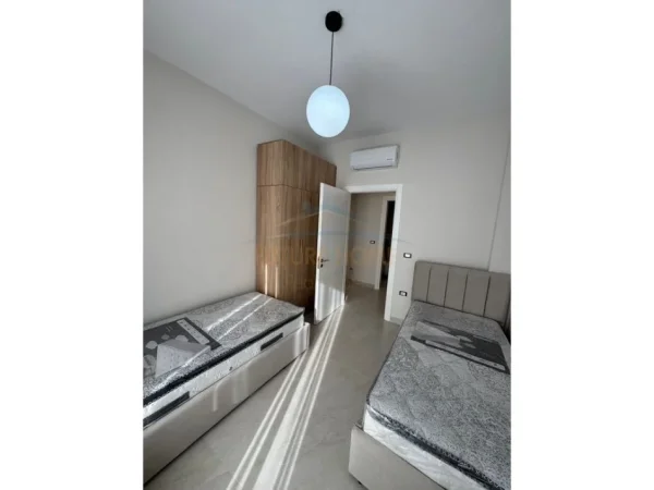 Tirane, jepet me qera apartament 2+1+Ballkon Kati 7, 94 m² 1.400 € (Komuna e Parisit)