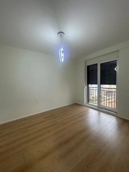 Tirane, jepet me qera apartament 2+1+Ballkon Kati 7, 95 m² 650 € (Ish Fusha e Aviacioni)