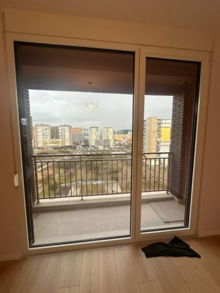 Tirane, jepet me qera apartament 2+1+Ballkon Kati 7, 95 m² 650 € (Ish Fusha e Aviacioni)