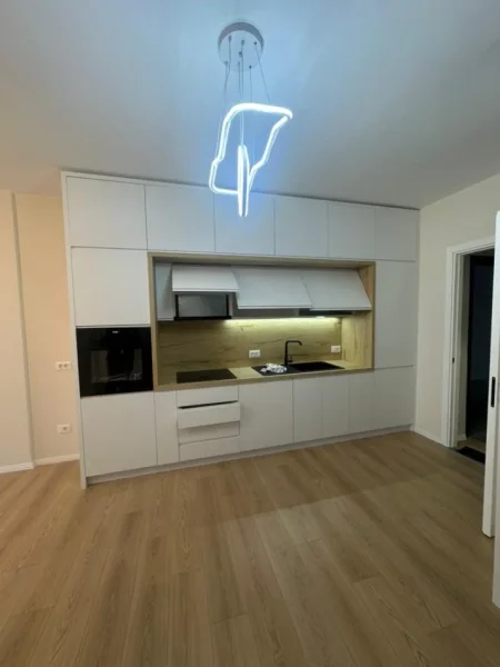 Tirane, jepet me qera apartament 2+1+Ballkon Kati 7, 95 m² 650 € (Ish Fusha e Aviacioni)