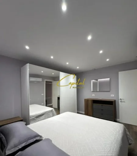 Tirane, jepet me qera apartament 1+1 Kati 1, 60 m² 700 € (ISH STACIONI TRENIT)