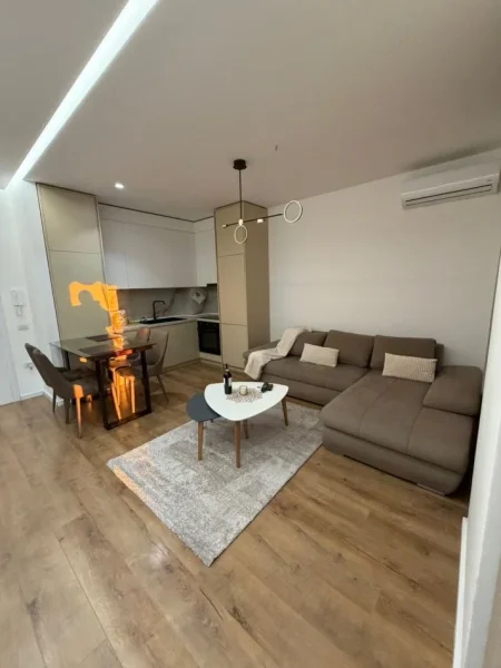 Tirane, jepet me qera apartament 1+1+Ballkon Kati 4, 70 m² 550 € (Ish fusha e aviacionit)