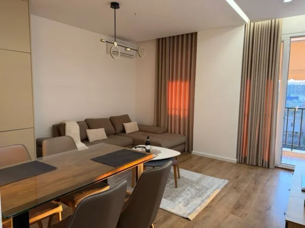 Tirane, jepet me qera apartament 1+1+Ballkon Kati 4, 70 m² 550 € (Ish fusha e aviacionit)