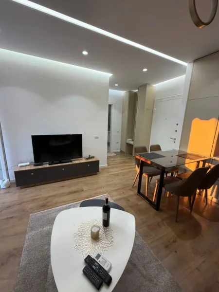 Tirane, jepet me qera apartament 1+1+Ballkon Kati 4, 70 m² 550 € (Ish fusha e aviacionit)